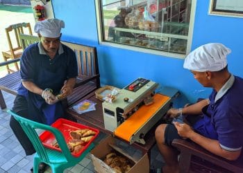 Warga binaan Lapas Pati sedang membuat roti untuk dijual