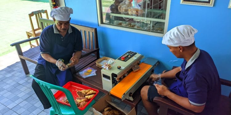 Warga binaan Lapas Pati sedang membuat roti untuk dijual