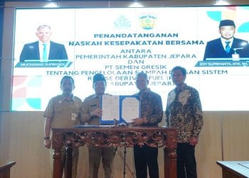 Pj Bupati Jepara Edy Supriyanta bersama perwailan Semen Gresik