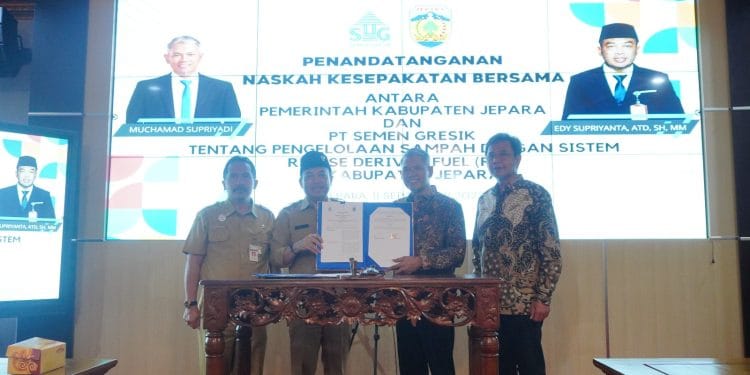 Pj Bupati Jepara Edy Supriyanta bersama perwailan Semen Gresik