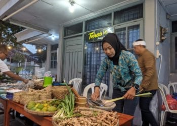 Jeng Minul alias Indah Susanti meracik minuman rempah-rempah.