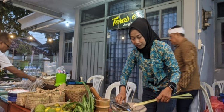 Jeng Minul alias Indah Susanti meracik minuman rempah-rempah.