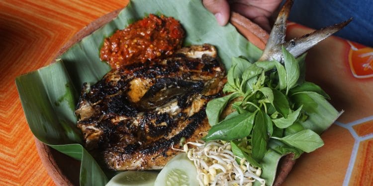 Satu porsi sambal bandeng khas Juwana di warung murah sari Langgenharjo, Juwana