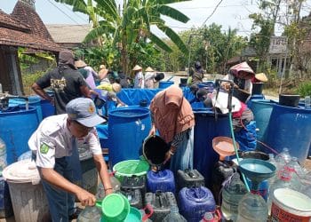 Siswa SMK Cordova Pati menyalurkan bantuan air bersih.