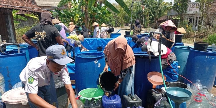 Siswa SMK Cordova Pati menyalurkan bantuan air bersih.