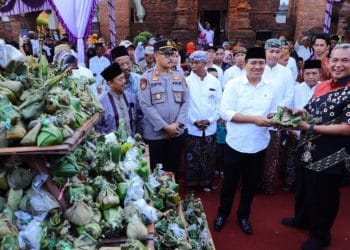 Kegiatan tradisi ampyang maulid di Desa Loram Kudus. (Pemprov Jateng)