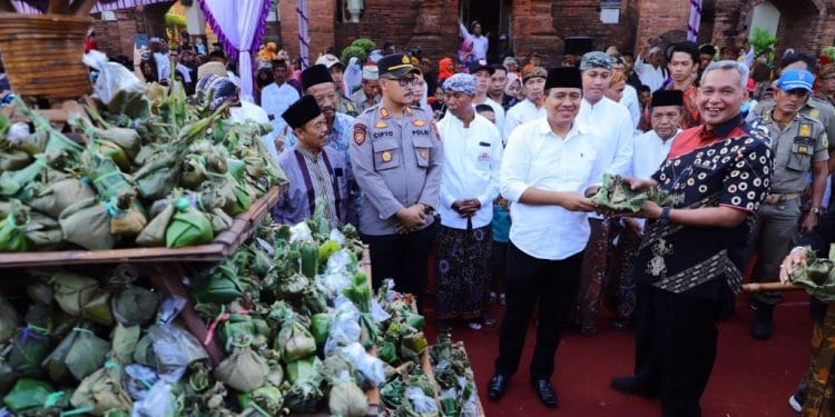 Kegiatan tradisi ampyang maulid di Desa Loram Kudus. (Pemprov Jateng)