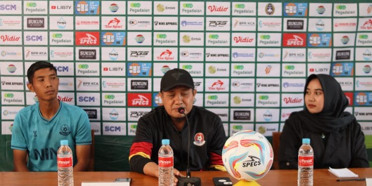 Konferensi pers pelatih Persipa Pati Nazal Mustofa jelang laga melawan Persekat Tegal.