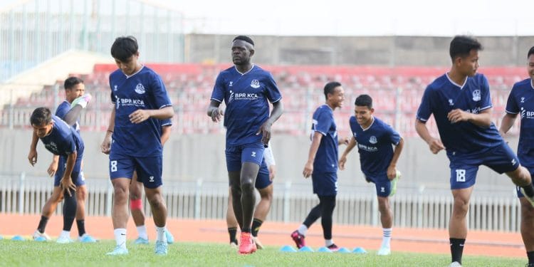 Pemain Persipa Pati melakukan sesi official training di Stadion Gelora Joko Samudro Gresik.