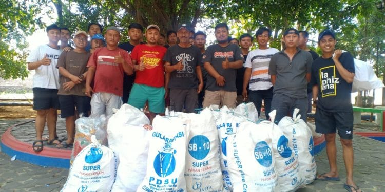 Kelompok pemuda di Desa Kalidoro menginisiasi program sedekah sampah.