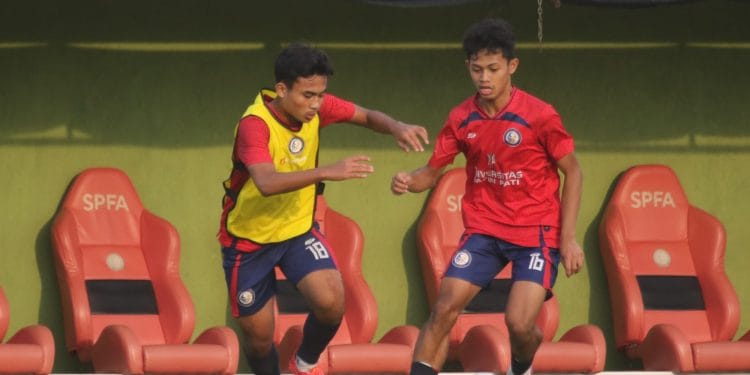 Para pemian Safin Pati FC siap bertanding menghadapi Hati Beriman FC.
