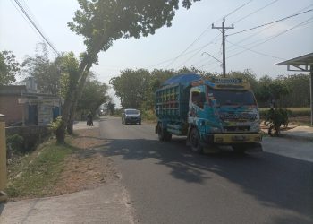 Truk memuat hasi tambang dari Gunung kendeng Pati Jawa Tengah.