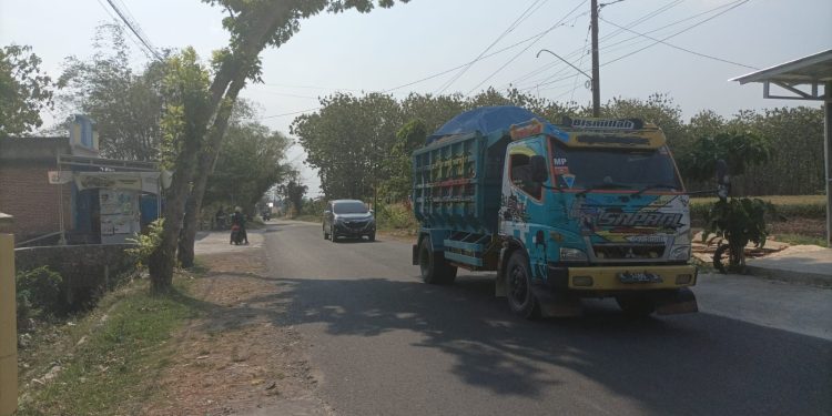 Truk memuat hasi tambang dari Gunung kendeng Pati Jawa Tengah.