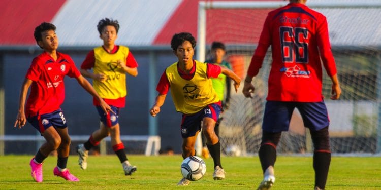 Para pemain Safin Pati FC berlatih jelang laga melawan Persipur Purwodadi di Piala Soeratin U-17 Jawa Tengah.