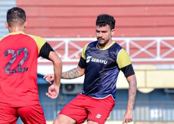 Pemain Persekat Tegal mencoba lapangan rumput sintetis Stadion Joyokusumo Pati. (FOTO PERSEKAT)