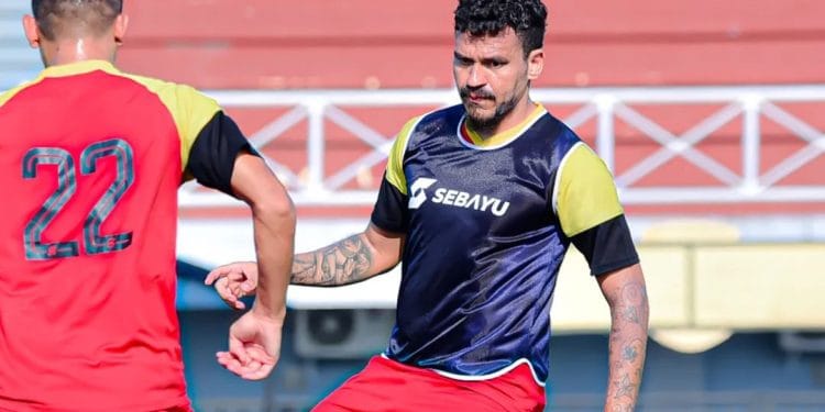 Pemain Persekat Tegal mencoba lapangan rumput sintetis Stadion Joyokusumo Pati. (FOTO PERSEKAT)