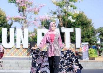 Wiwid Lestari salah seorang model saat tampil di acara Batik Pati Fashion Street di Alun-alun Pati.