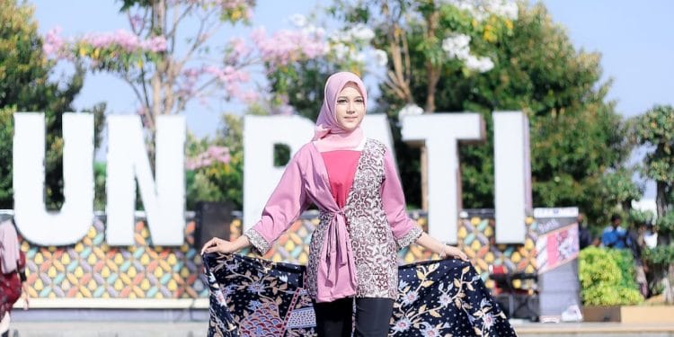 Wiwid Lestari salah seorang model saat tampil di acara Batik Pati Fashion Street di Alun-alun Pati.