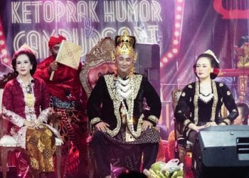 Pj Bupati Pati Henggar Budi Anggoro bermain ketoprak bersama pejabat.