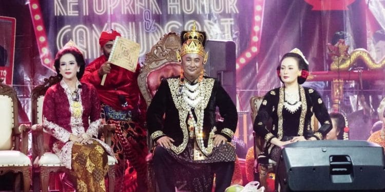 Pj Bupati Pati Henggar Budi Anggoro bermain ketoprak bersama pejabat.