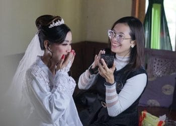 Kardika Putri Tyta saat bekerja sebagai make up artist.