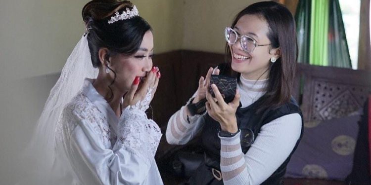 Kardika Putri Tyta saat bekerja sebagai make up artist.
