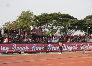 Suporter Persipa Pati Patifosi saat mendukung tim kebanggaan.