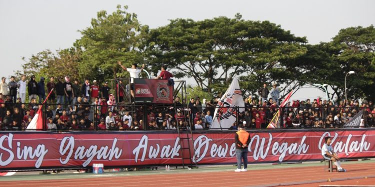Suporter Persipa Pati Patifosi saat mendukung tim kebanggaan.