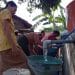 Warga sedang mengantre bantuan air bersih akibat kekeringan.