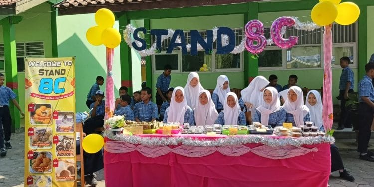 Gelar Karya P5 SMP negeri 4 Pati dengan membuat expo produk panganan lokal.