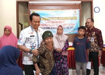 Kegiatan penyerahan bantuan program penghapusan kemiskinan ekstrim yang dilakukan oleh Inspektorat Daerah Pati.