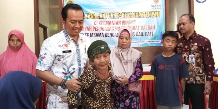 Kegiatan penyerahan bantuan program penghapusan kemiskinan ekstrim yang dilakukan oleh Inspektorat Daerah Pati.