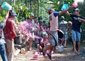 Desa Kemiriombo, Kecamatan Gemawang, Temanggung melakukan perang cendol sebagai tradisi meminta hujan. (Pemprov Jawa Tengah)