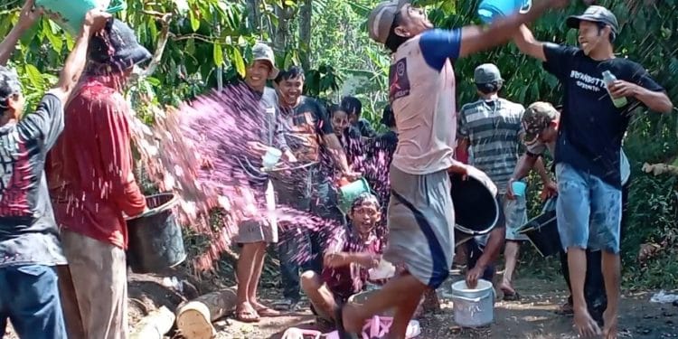 Desa Kemiriombo, Kecamatan Gemawang, Temanggung melakukan perang cendol sebagai tradisi meminta hujan. (Pemprov Jawa Tengah)