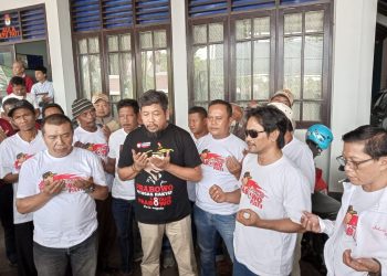 Relawan Loyalis Prabowo Pati berdoa usai nobar pendaftaran pasangan Prabowo - Gibran ke KPU.