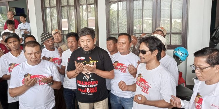 Relawan Loyalis Prabowo Pati berdoa usai nobar pendaftaran pasangan Prabowo - Gibran ke KPU.