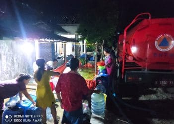 Tim BPBD Pati memberikan bantuan air bersih untuk warga kekeringan.