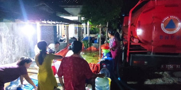 Tim BPBD Pati memberikan bantuan air bersih untuk warga kekeringan.