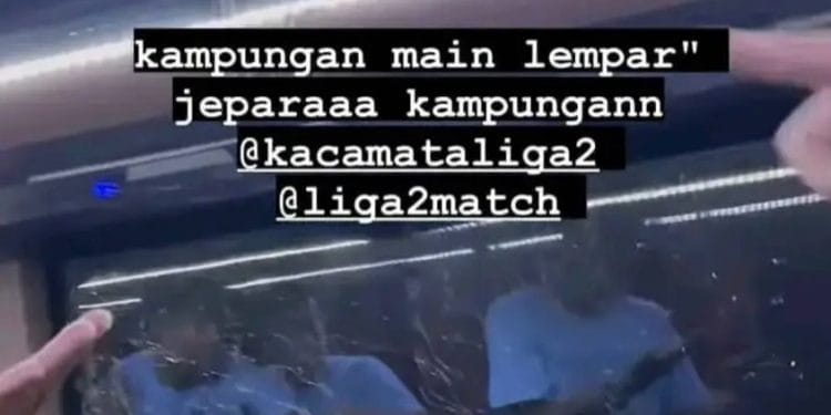 Kaca bus Persela Lamongan pecah usai dilempar batu oleh oknum suporter (5/11/2023)