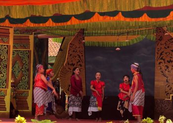 Aksi ketoprak anak saat acara Gerakan Seniman Masuk SekoIah di Kabupaten Pati.