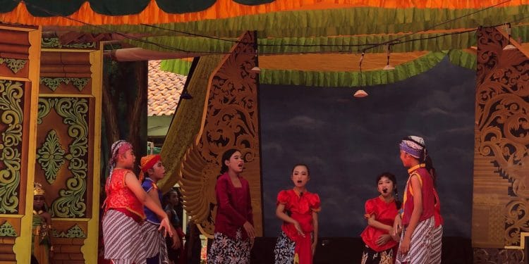 Aksi ketoprak anak saat acara Gerakan Seniman Masuk SekoIah di Kabupaten Pati.