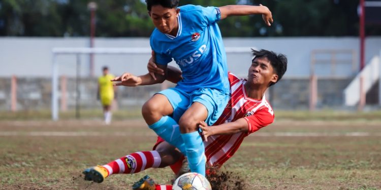 Pemain Persipa Junior saat bertanding menghadapi Persibangga Purbaingga dan harus keok dengan skor 2 - 0.