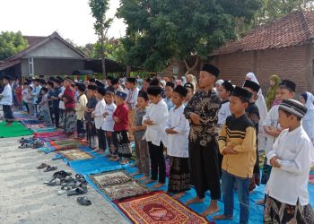Mengharukan, Siswa MI di Pati Gelar Salat Ghaib untuk Korban Perang Palestina
