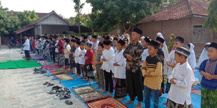 Mengharukan, Siswa MI di Pati Gelar Salat Ghaib untuk Korban Perang Palestina