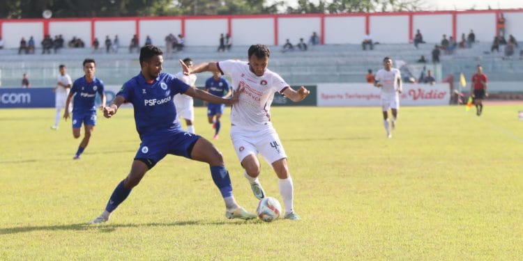 Pemain Persipa Pati berebut bola dengan pemain PSCS (DOKUMEN PERSIPA)