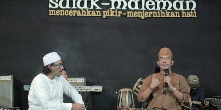 Anis Sholeh Ba’asyin dan Dr. Abdul Jalil dalam Ngaji NgAllah Suluk Maleman ‘Dosamuka’ yang digelar Sabtu (19/11/2023)