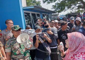 Ratusan nelayan menggeruduk kantor tim pendataan Kementerian Kelautan dan Perikanan (KKP) di komplek TPI Unit 2 Juwana, Pati, Jawa Tengah pada Jumat (24/11/2023).