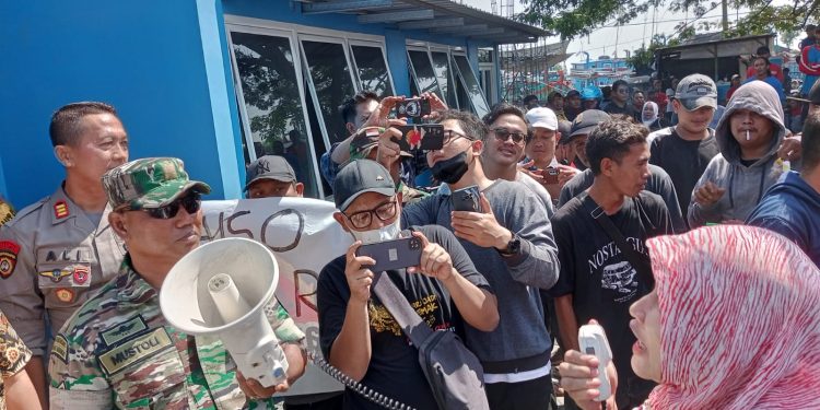 Ratusan nelayan menggeruduk kantor tim pendataan Kementerian Kelautan dan Perikanan (KKP) di komplek TPI Unit 2 Juwana, Pati, Jawa Tengah pada Jumat (24/11/2023).