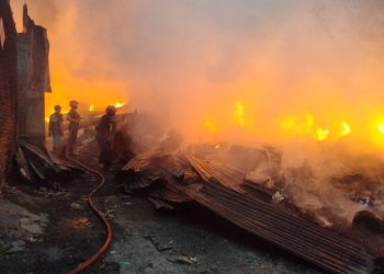 Tim pemadam berupaya menjinakkan api di tempat penampungan limbah tekstil Teluk Wetan Welahan Jepara.