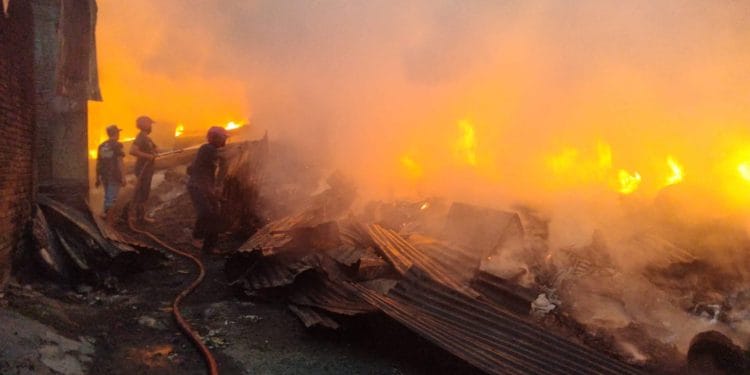 Tim pemadam berupaya menjinakkan api di tempat penampungan limbah tekstil Teluk Wetan Welahan Jepara.
